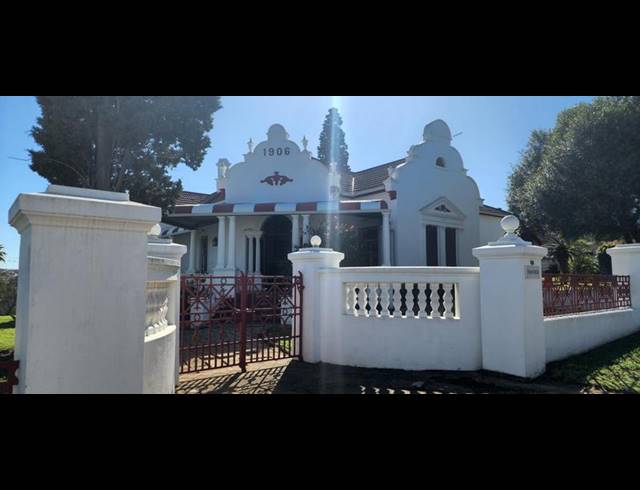 4 BEDROOM HOUSE FOR SALE IN BERGZICHT